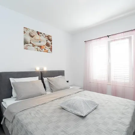 The Plaza Ground Floor * Prizba