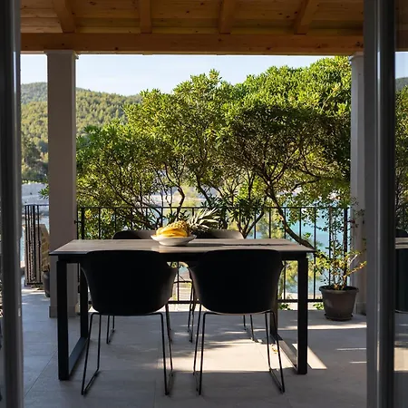 The Plaza Ground Floor * Prizba