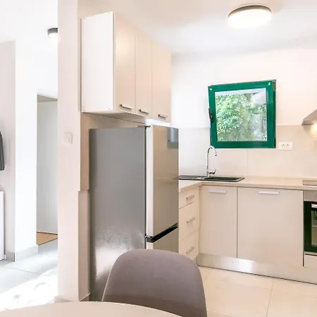 The Plaza Ground Floor * Prizba