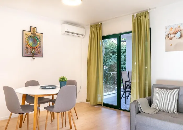 The Plaza Ground Floor * Prizba