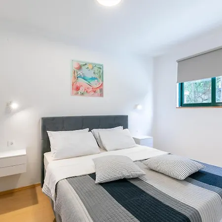 The Plaza Ground Floor Apartman *